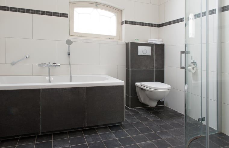 Stijlvolle eetruimte in Vakantiehuisje in Vreeland, Utrecht met moderne keuken.