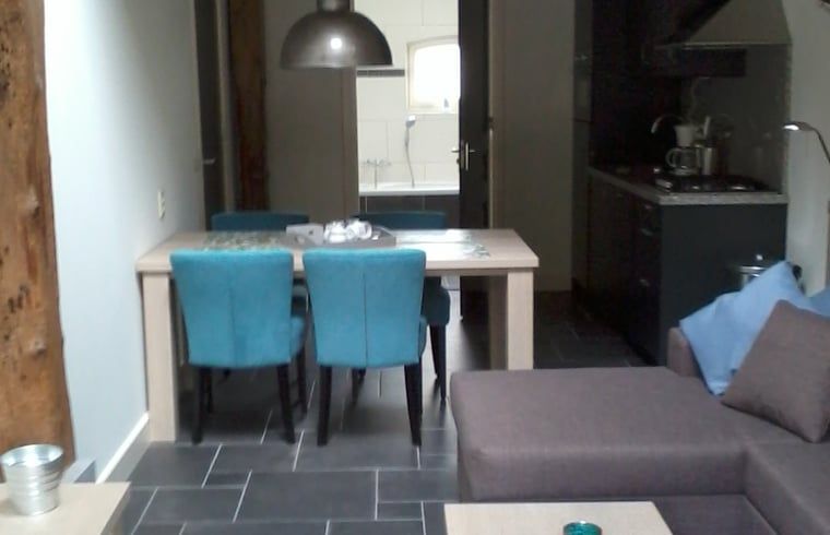 Comfortabele zithoek in Vakantiehuisje in Vreeland, Utrecht noord met toegang tot de keuken.