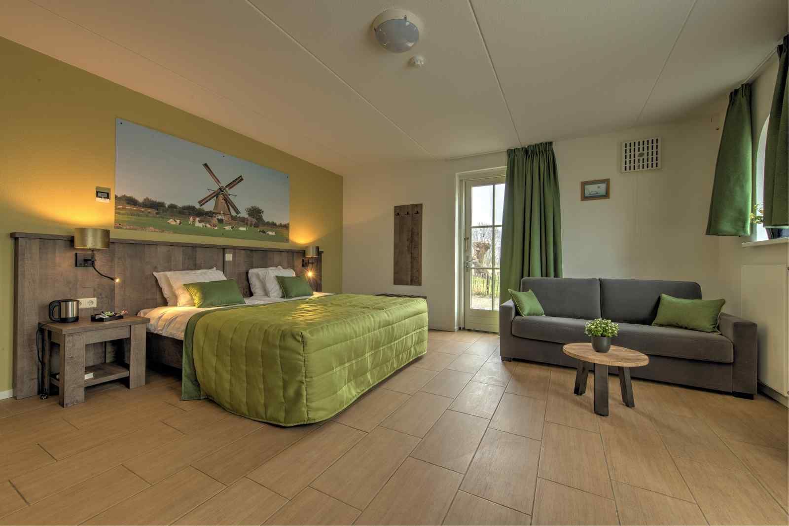 Komfortables Schlafzimmer im Ferienhaus UT020 in Vreeland, Utrecht mit gruenen Akzenten