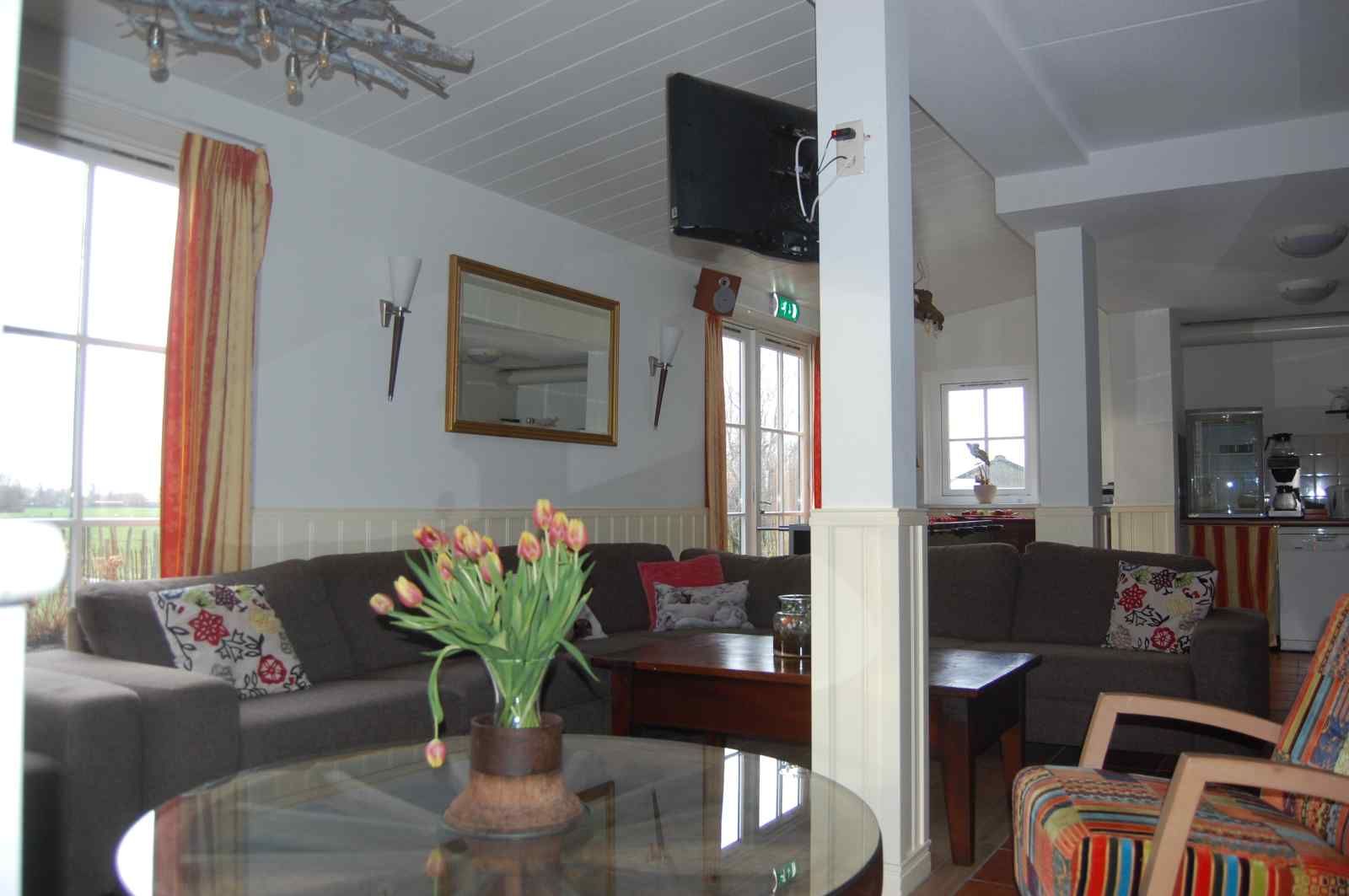 Geraeumiges Esszimmer im Ferienhaus UT020 in Vreeland, Utrecht mit bunten Stuehlen