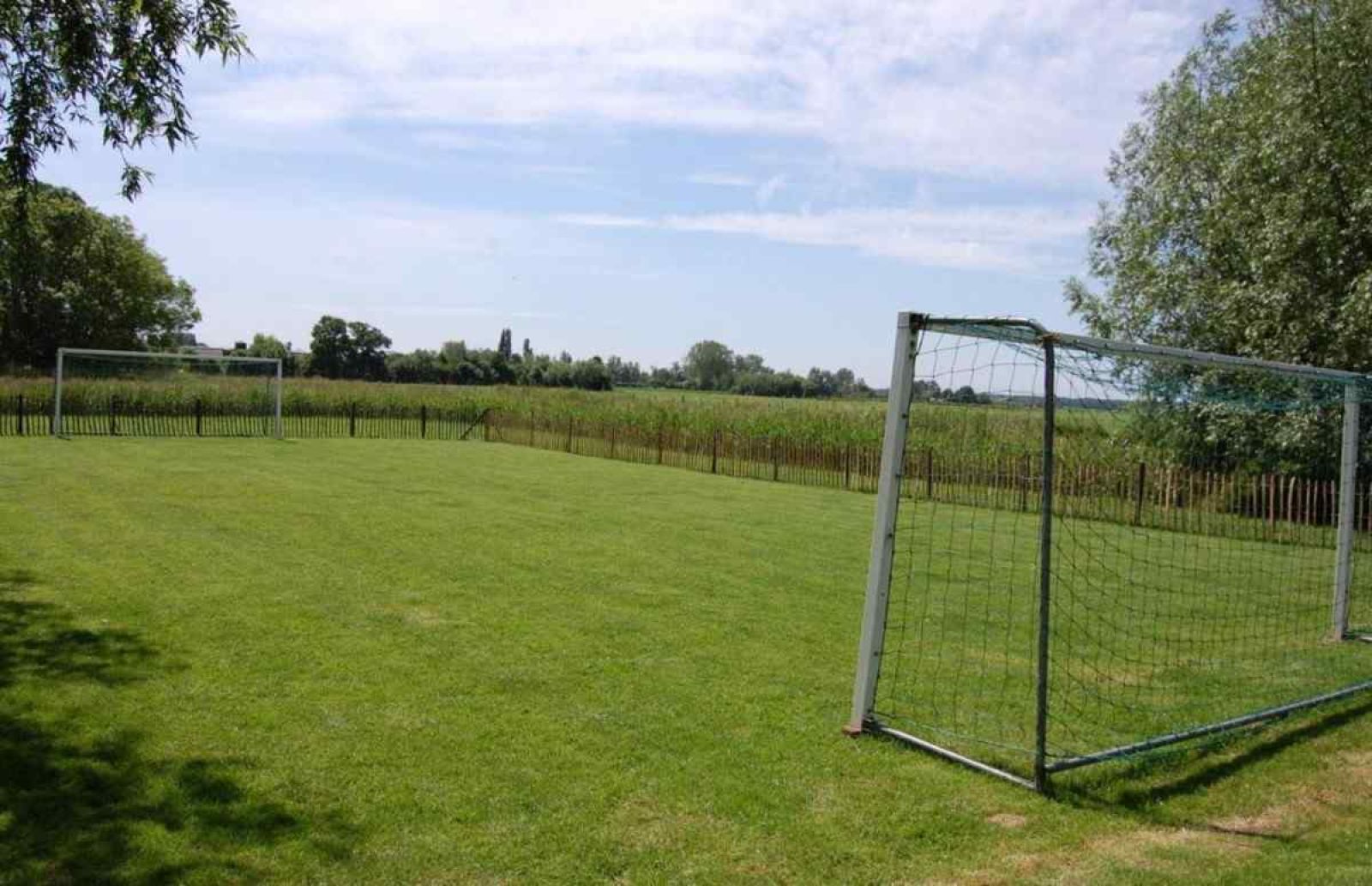 Aussenbereich mit Tischen und Stuehlen im Ferienhaus UT020 in Vreeland, Utrecht
