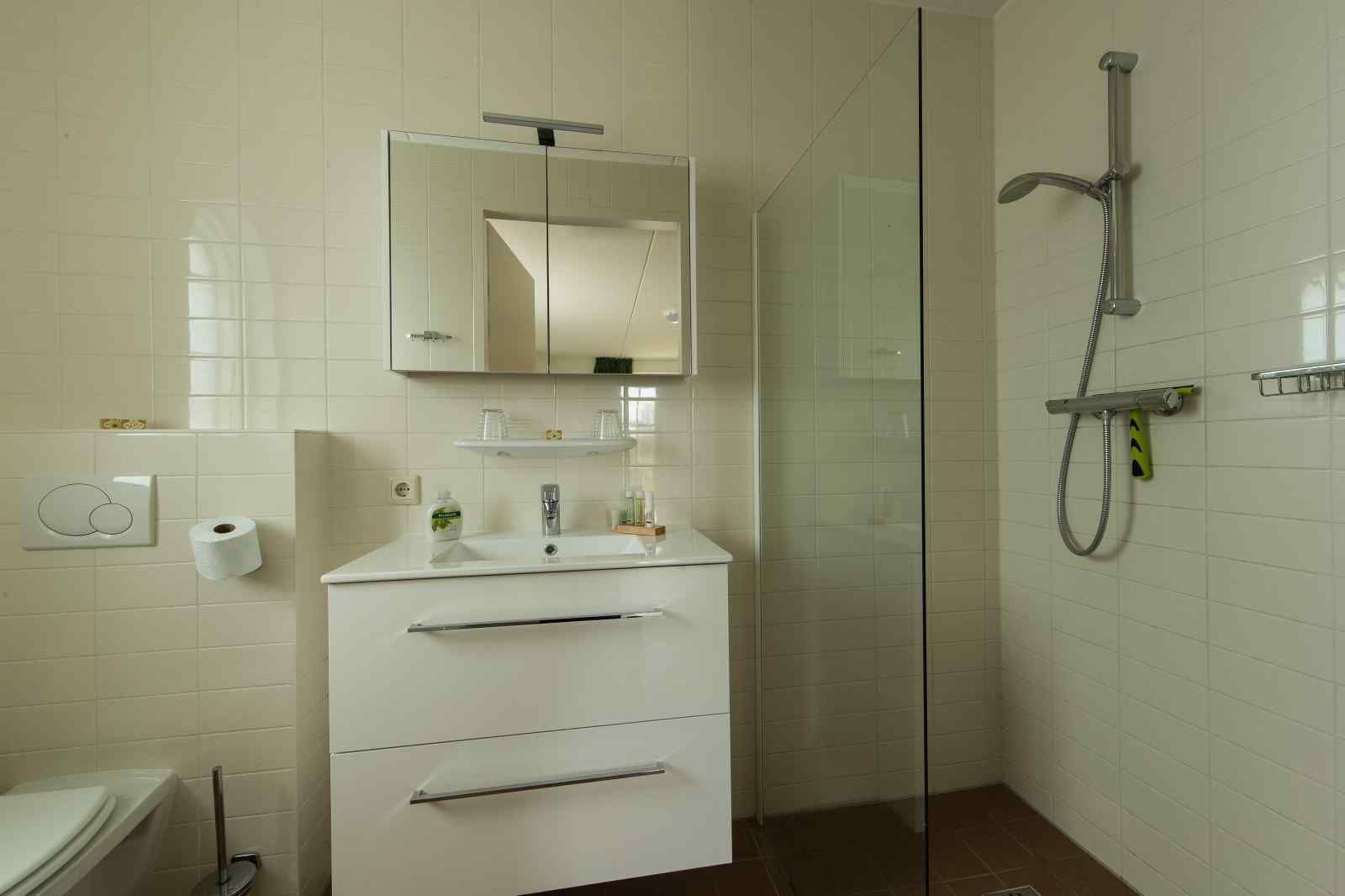 Schlafzimmer mit Balkon im Ferienhaus UT020 in Vreeland, Utrecht mit gruenen Akzenten