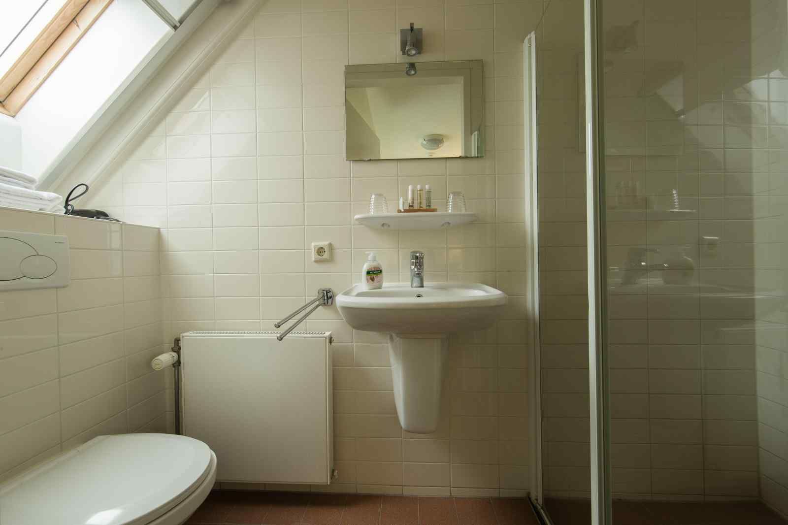 Modernes Badezimmer mit Regendusche im Ferienhaus UT020 in Vreeland, Utrecht