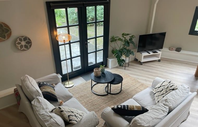 Gezellig ingerichte woonkamer van Huisje in Tienhoven, vakantiewoning in Tienhoven, Utrecht, met moderne meubels.