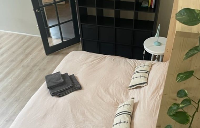 Slaapkamer in Huisje in Tienhoven, vakantiehuis in Tienhoven, Utrecht, met comfortabel bed en moderne inrichting.