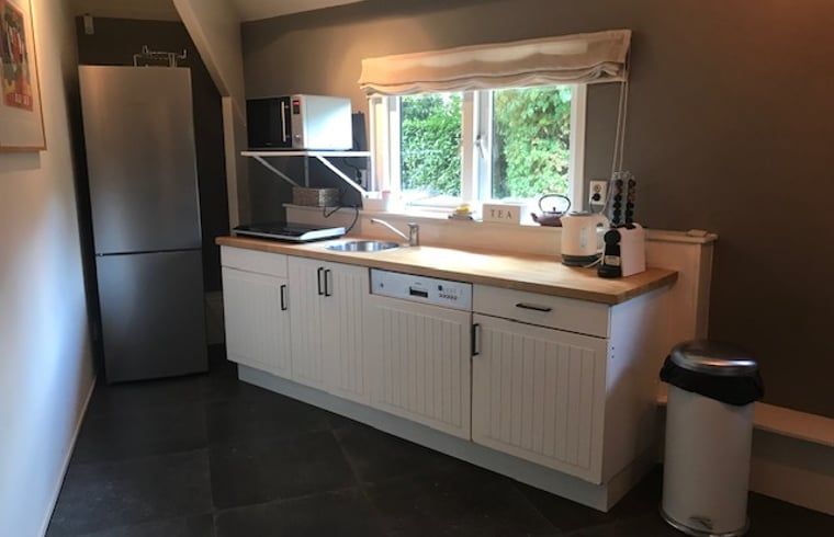 Moderne keuken in Huisje in Tienhoven, vakantiewoning in Tienhoven, Utrecht, met alle benodigde apparatuur.
