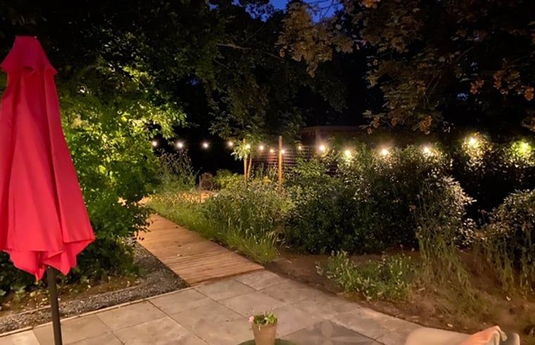 Sfeervolle avondverlichting op terras van Huisje in Tienhoven, vakantiewoning in Tienhoven, Utrecht.