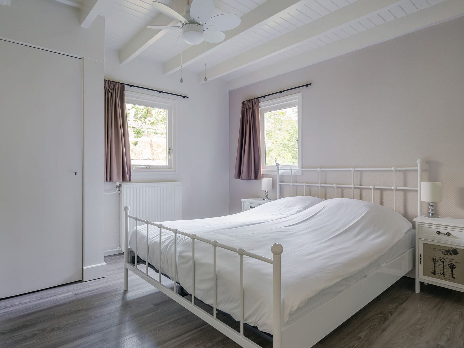 Helles Schlafzimmer im Bungalow Schoonoord, Doorn, Utrechtse Heuvelrug. Komfortables Ferienhaus mit ruhiger Atmosphaere.