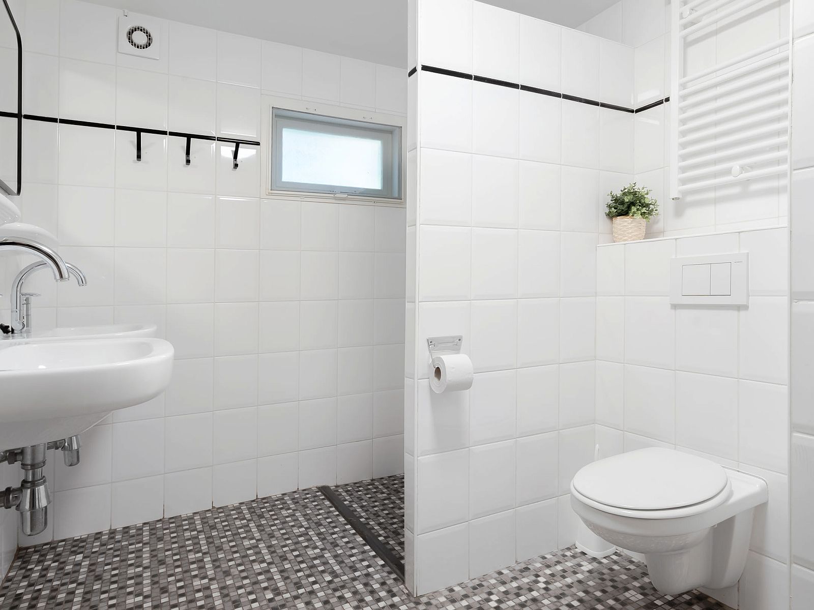 Modernes Badezimmer im Bungalow Schoonoord, Doorn, Utrechtse Heuvelrug. Komfortables Ferienhaus mit stilvoller Ausstattung und ruhiger Umgebung.