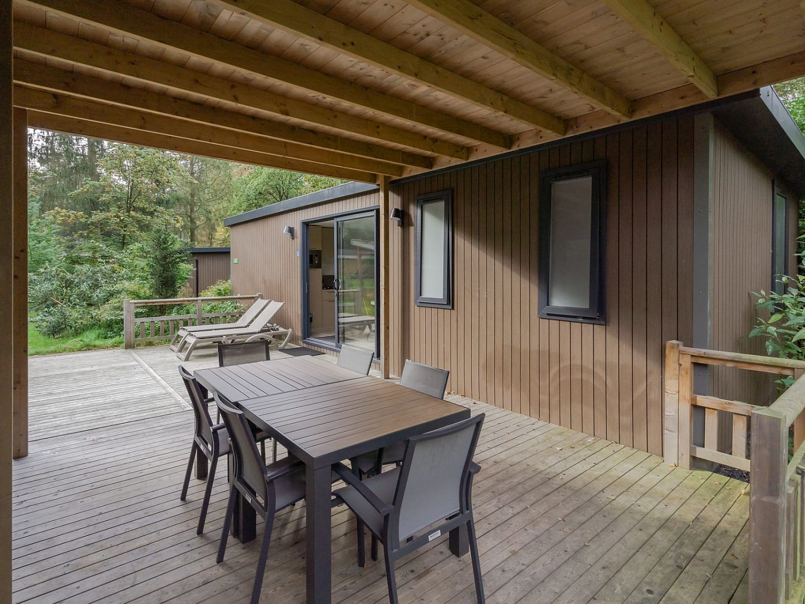 Veranda des Duo-Chalets Lunenburg in Doorn, ideal fuer Entspannung in der Utrechtse Heuvelrug.