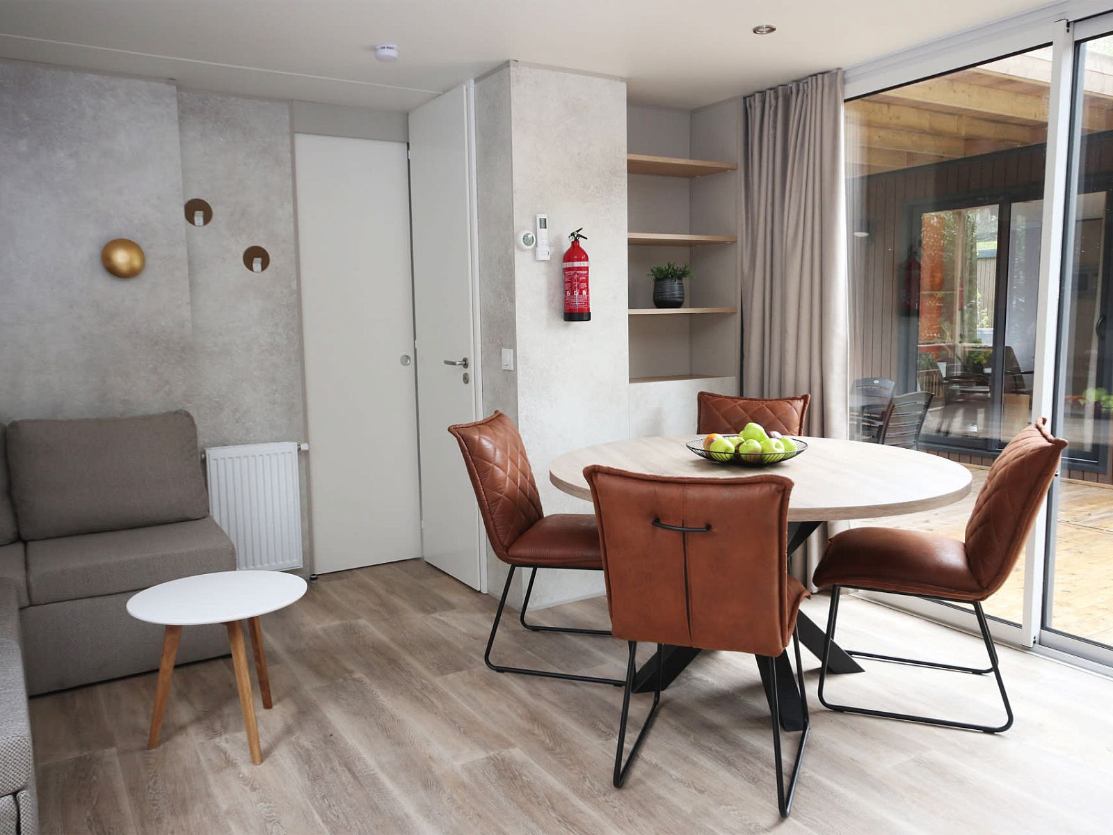 Das stilvolle Esszimmer im Duo-Chalet Lunenburg, Doorn, Utrechtse Heuvelrug, bietet Komfort und Design.