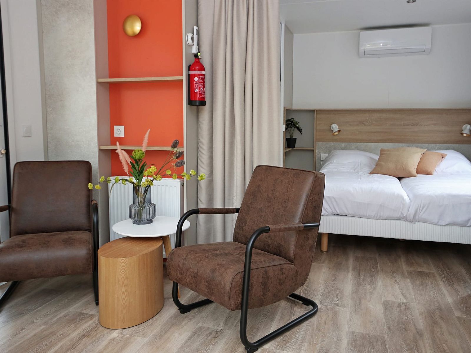 Gemuetliche Sitzecke und Schlafzimmer im Duo-Chalet Lunenburg, Doorn, Utrechtse Heuvelrug.