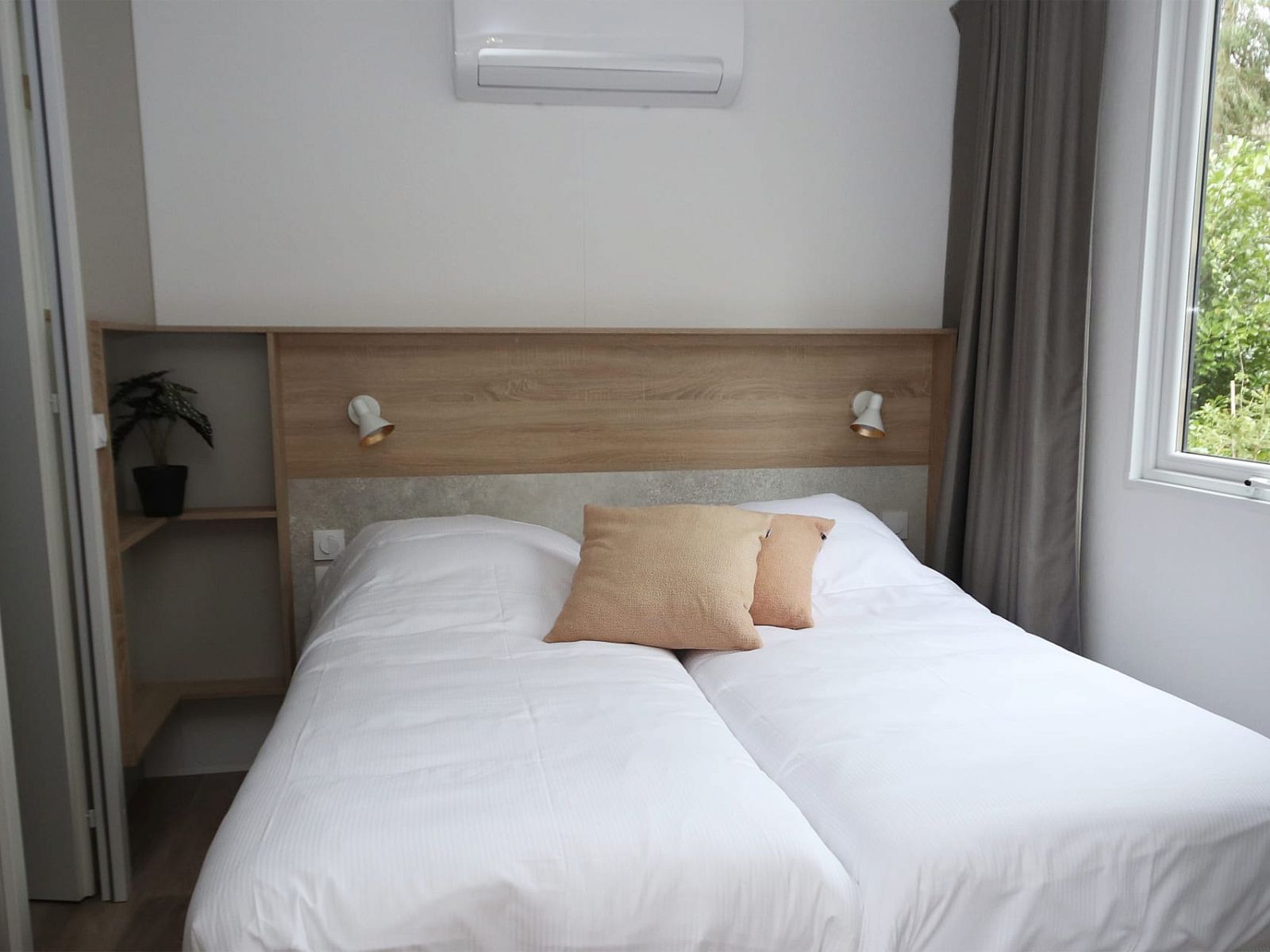 Komfortables Schlafzimmer im Duo-Chalet Lunenburg, Doorn, Utrechtse Heuvelrug, Utrecht.