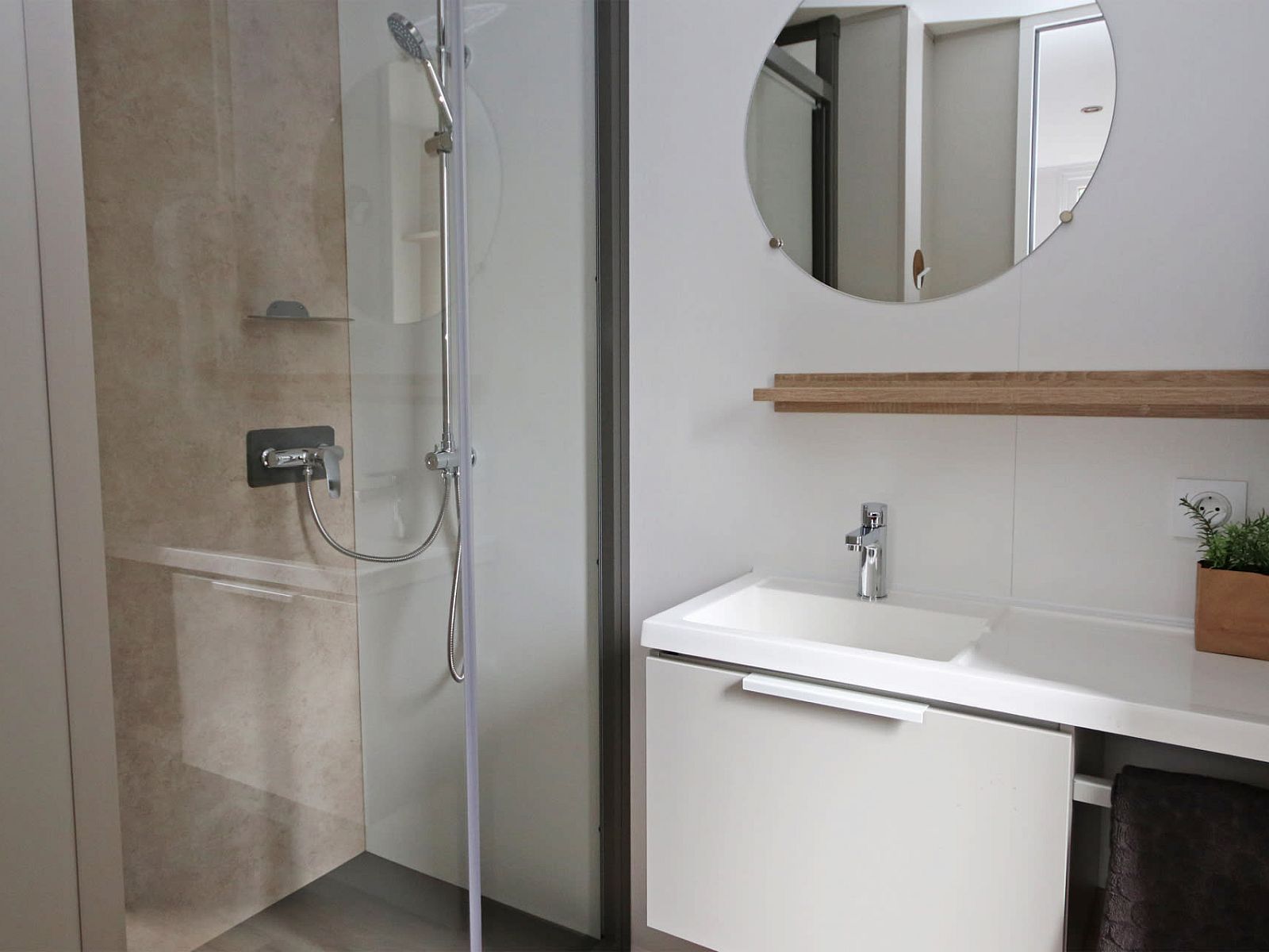 Modernes Badezimmer im Duo-Chalet Lunenburg, Doorn, Utrechtse Heuvelrug, Utrecht.