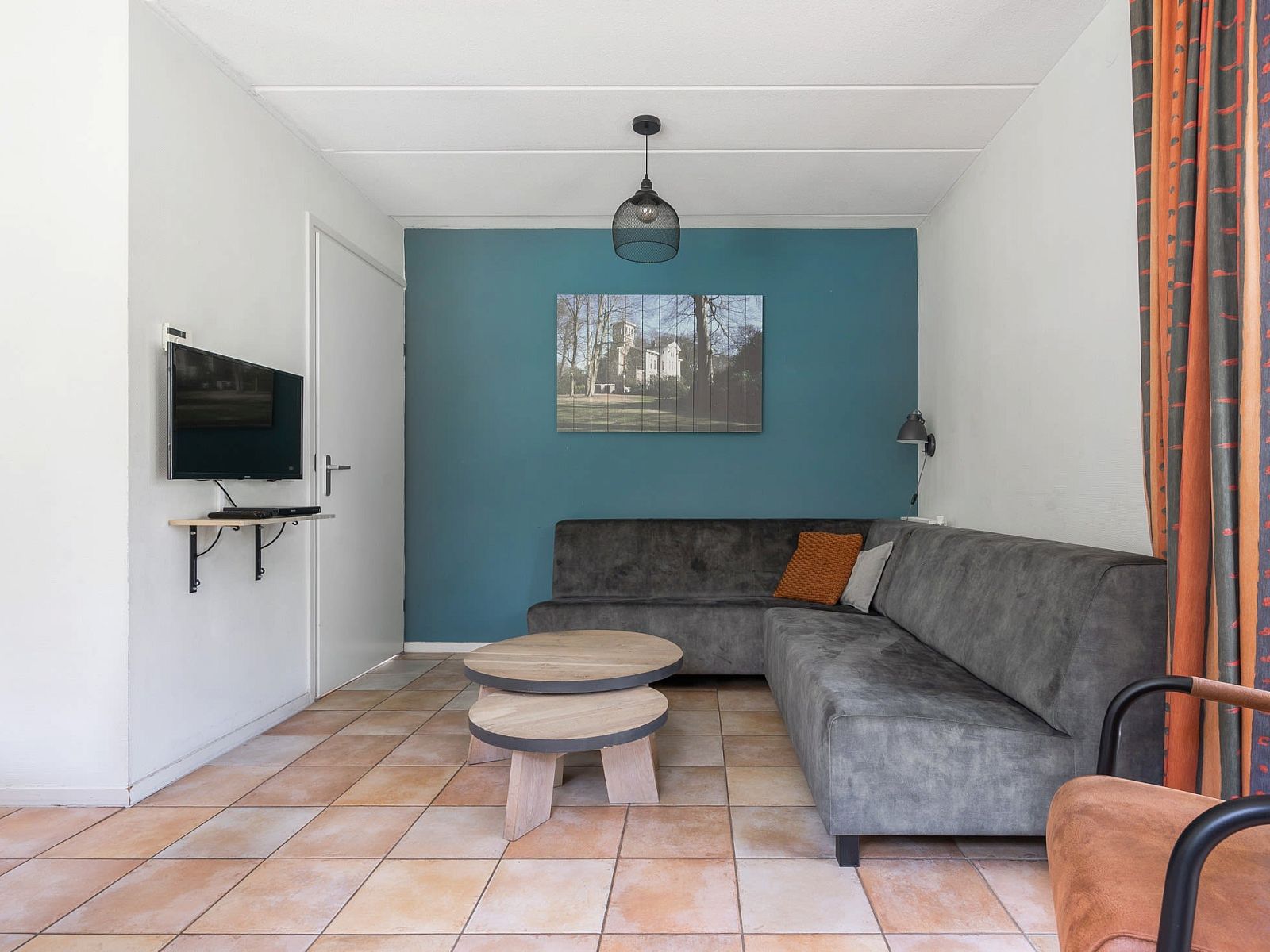Gezellige woonkamer in Vakantiewoning Beukenrode, Doorn, Utrechtse Heuvelrug, met comfortabele zithoek en moderne inrichting.