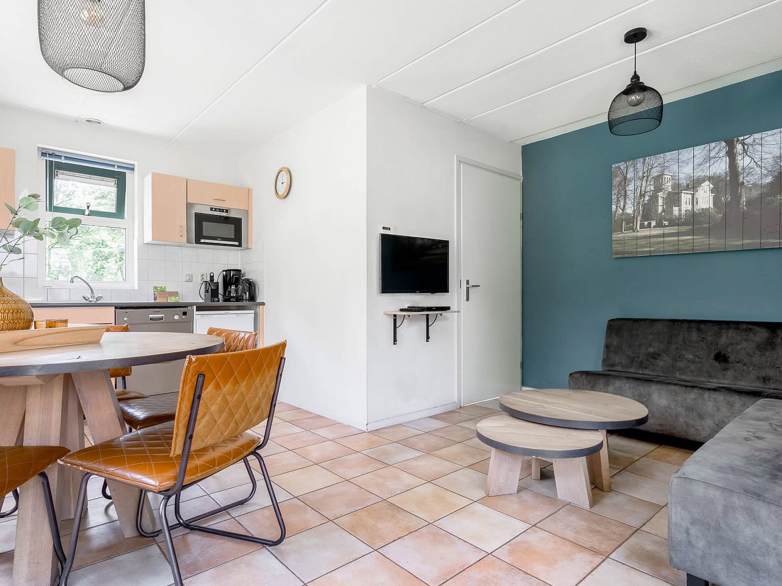 Gezellige woonkamer van Vakantiewoning Beukenrode in Doorn, Utrechtse Heuvelrug, met modern interieur en compleet ingerichte keuken.