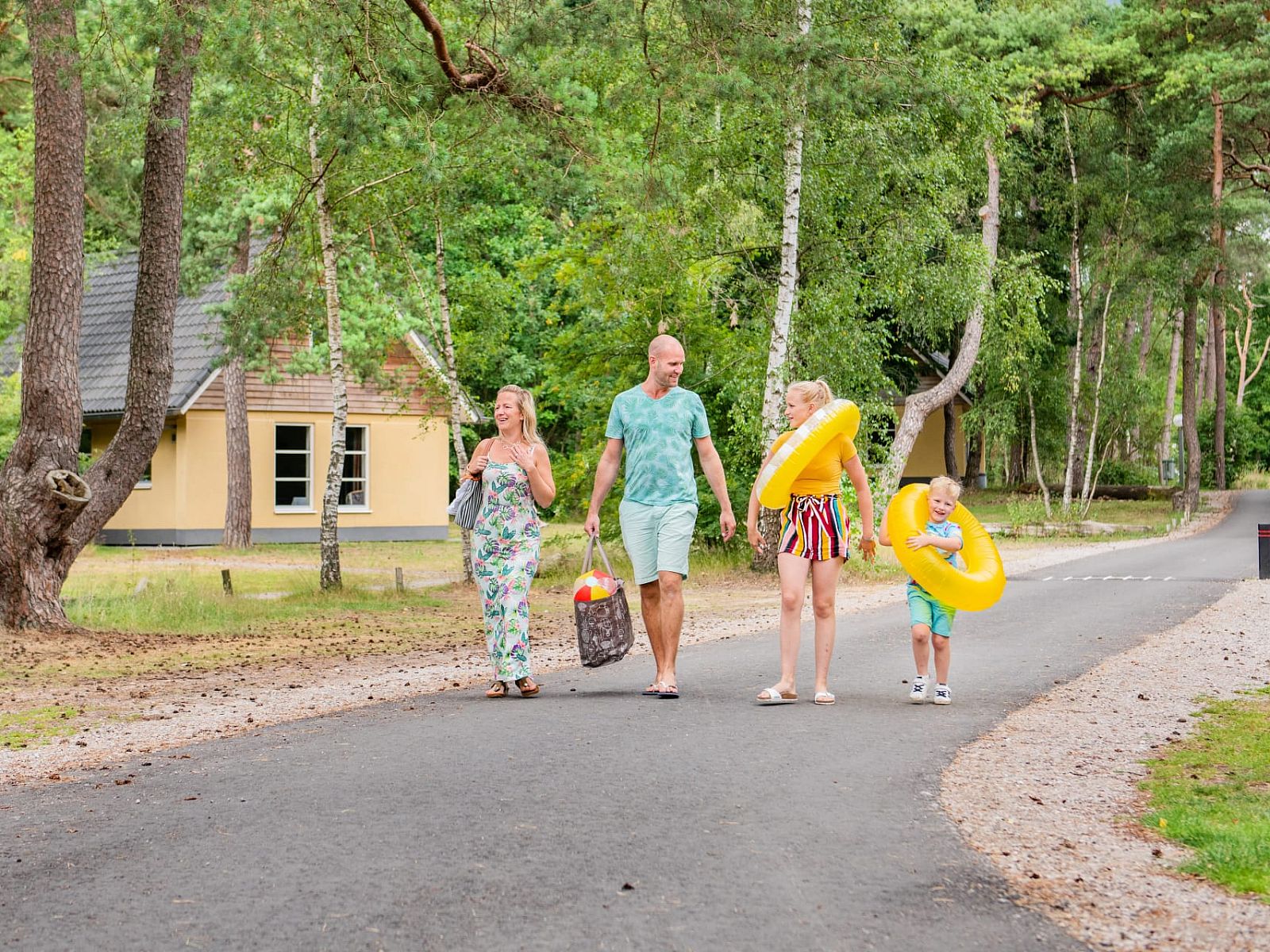 Gezin geniet van de natuur rondom Vakantiewoning Beukenrode in Doorn, Utrechtse Heuvelrug, ideaal voor ontspanning en avontuur.