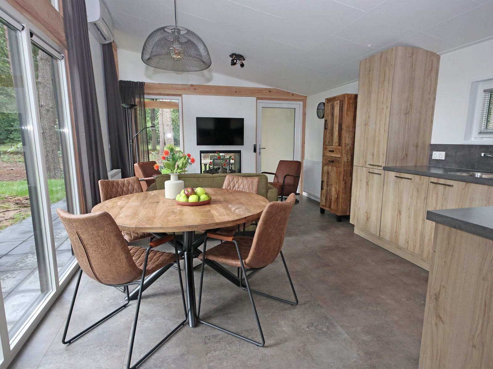 Moderne eetkamer in Bungalow Molenstein, Doorn, Utrechtse Heuvelrug. Geniet van een gezellig verblijf in deze comfortabele vakantiewoning.
