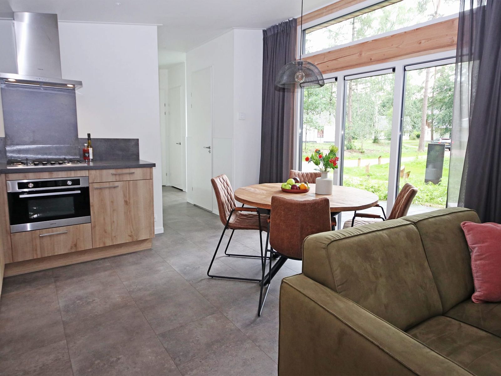 Gezellige binnenruimte van Bungalow Molenstein in Doorn met moderne keuken en uitzicht op de natuur van de Utrechtse Heuvelrug.