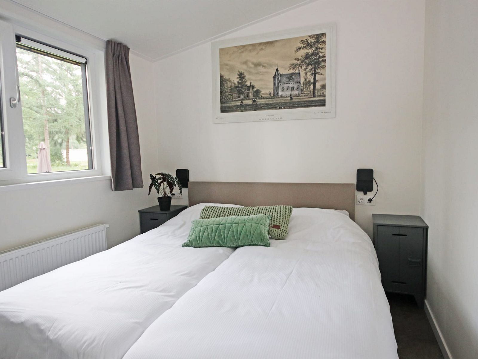 Sfeervolle slaapkamer in Bungalow Molenstein, Doorn, Utrechtse Heuvelrug. Comfortabel vakantiehuis met serene inrichting en natuurrijk uitzicht.