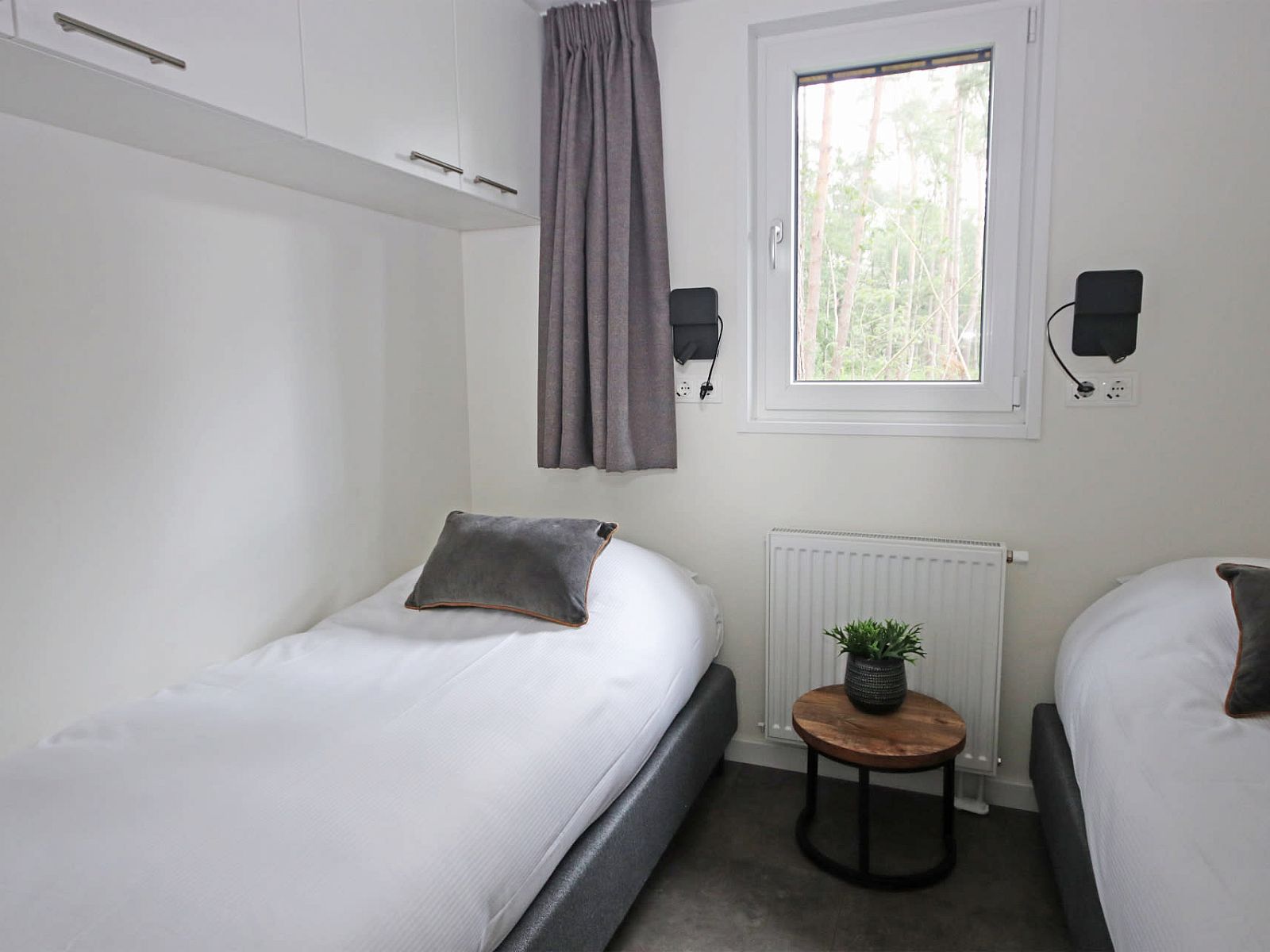 Sfeervolle slaapkamer in Bungalow Molenstein, Doorn, Utrechtse Heuvelrug. Geniet van rust en natuur in deze comfortabele vakantiewoning.