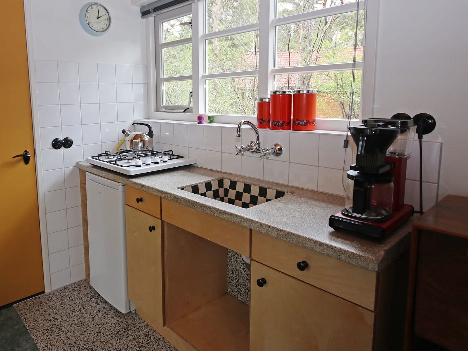 Moderne keuken in Bungalow Ficus, Doorn, Utrechtse Heuvelrug, met uitzicht op groene omgeving.