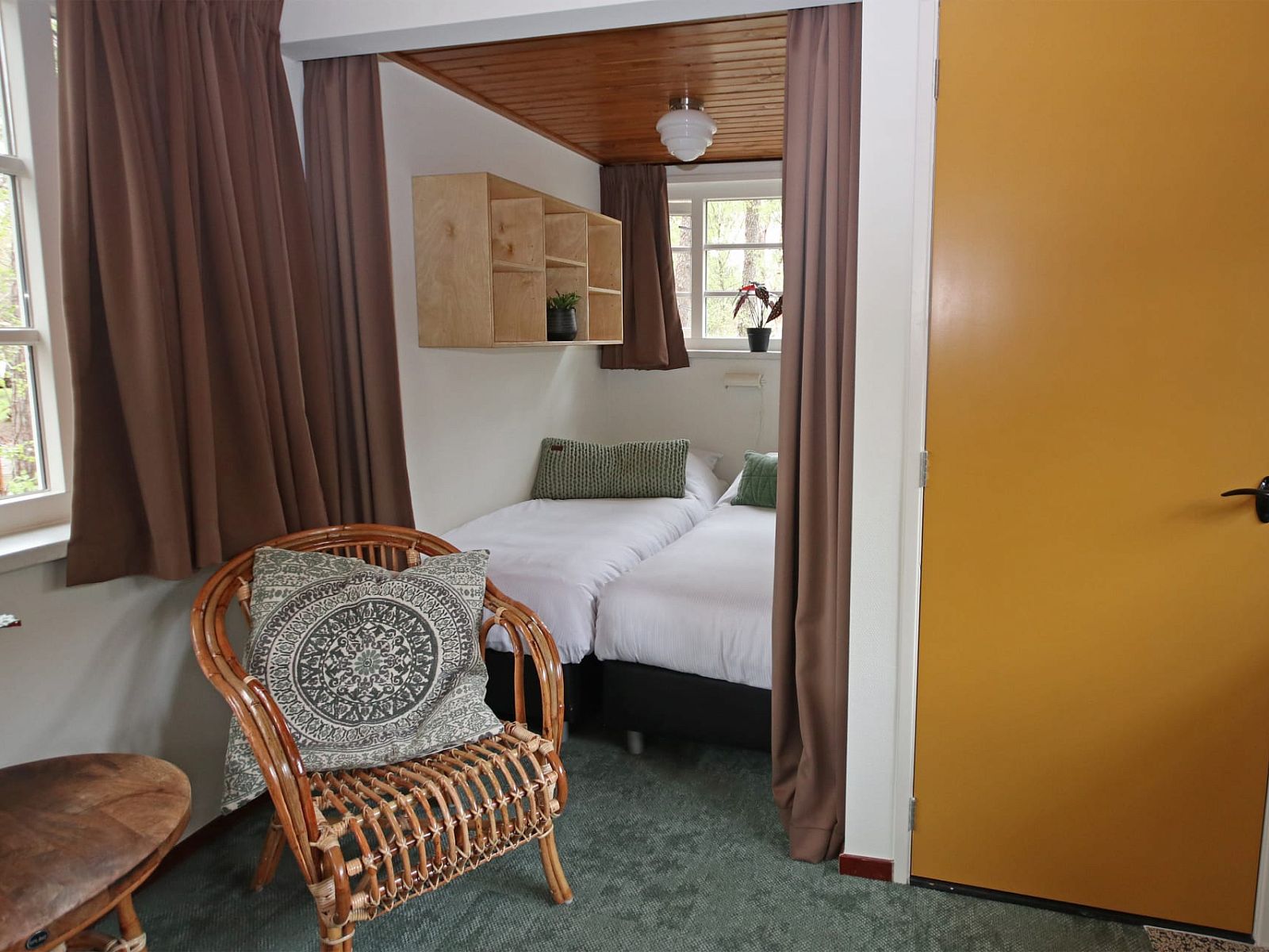 Interieur van Bungalow Ficus, Doorn, Utrechtse Heuvelrug, met gezellige slaapkamer en zithoek.