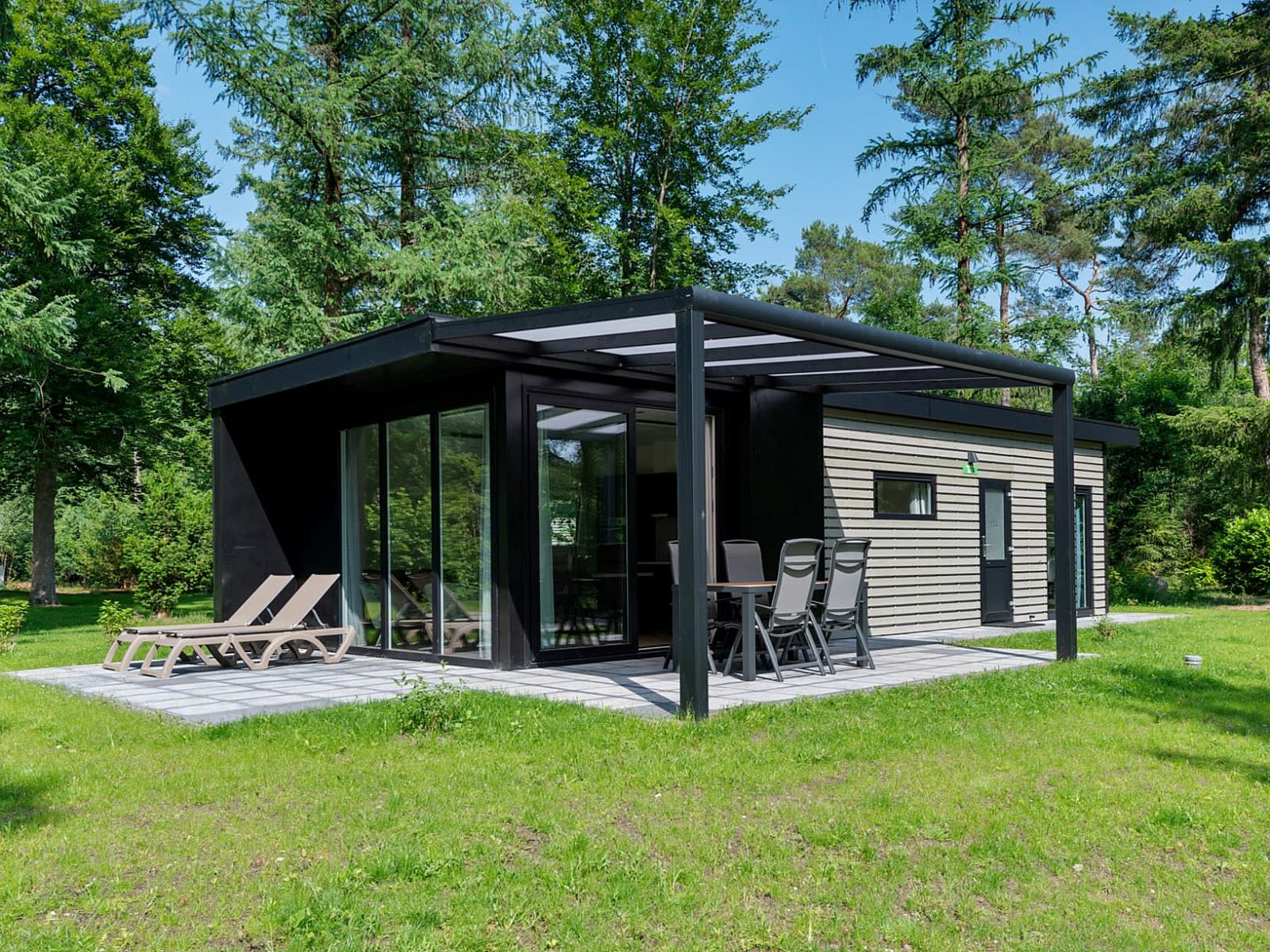 Bungalow Noordhout in Doorn with modern terrace surrounded by nature on the Utrecht Hill Ridge.