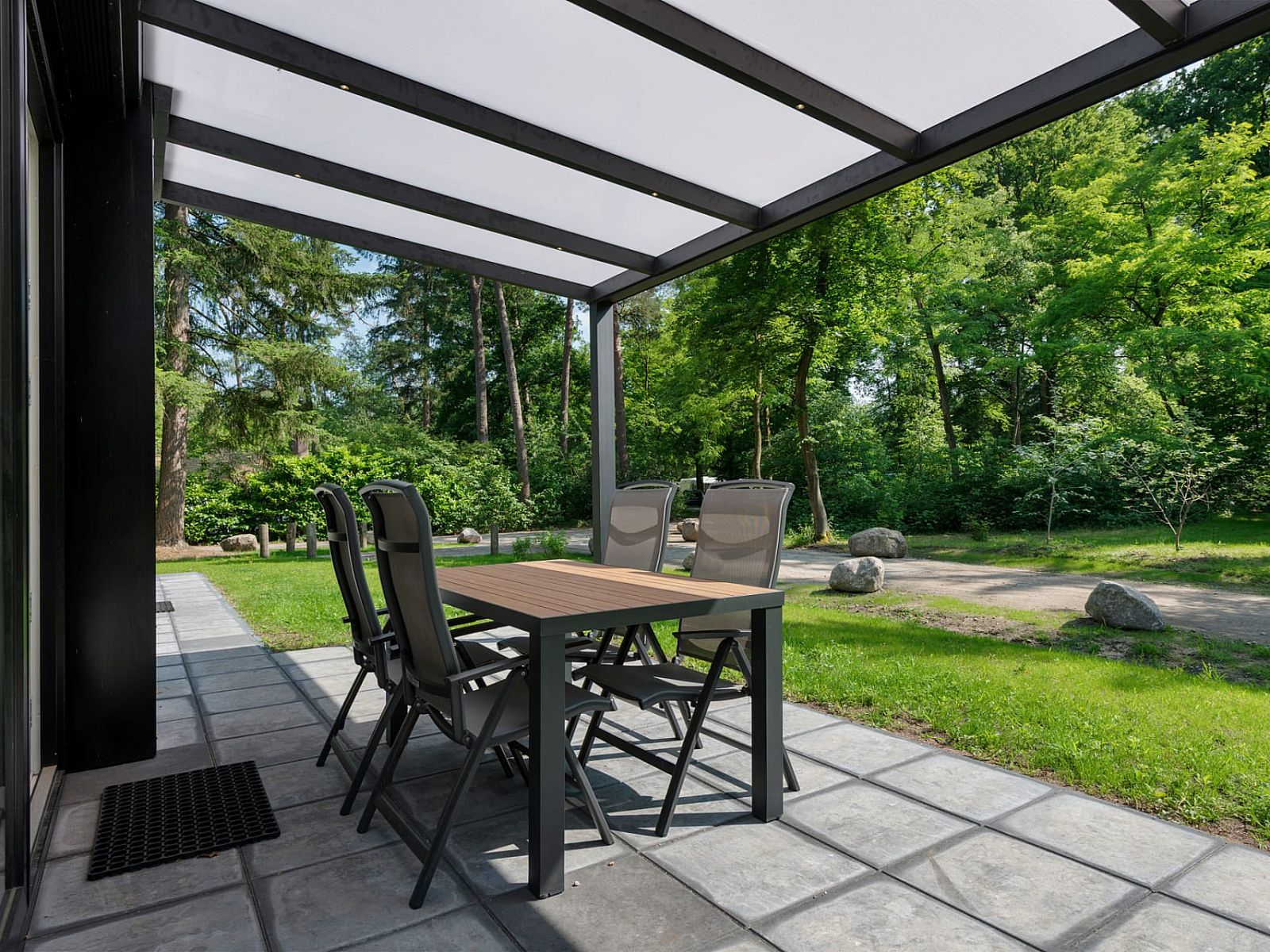 Veranda of Bungalow Noordhout in Doorn, ideal for outdoor dining on the Utrechtse Heuvelrug.