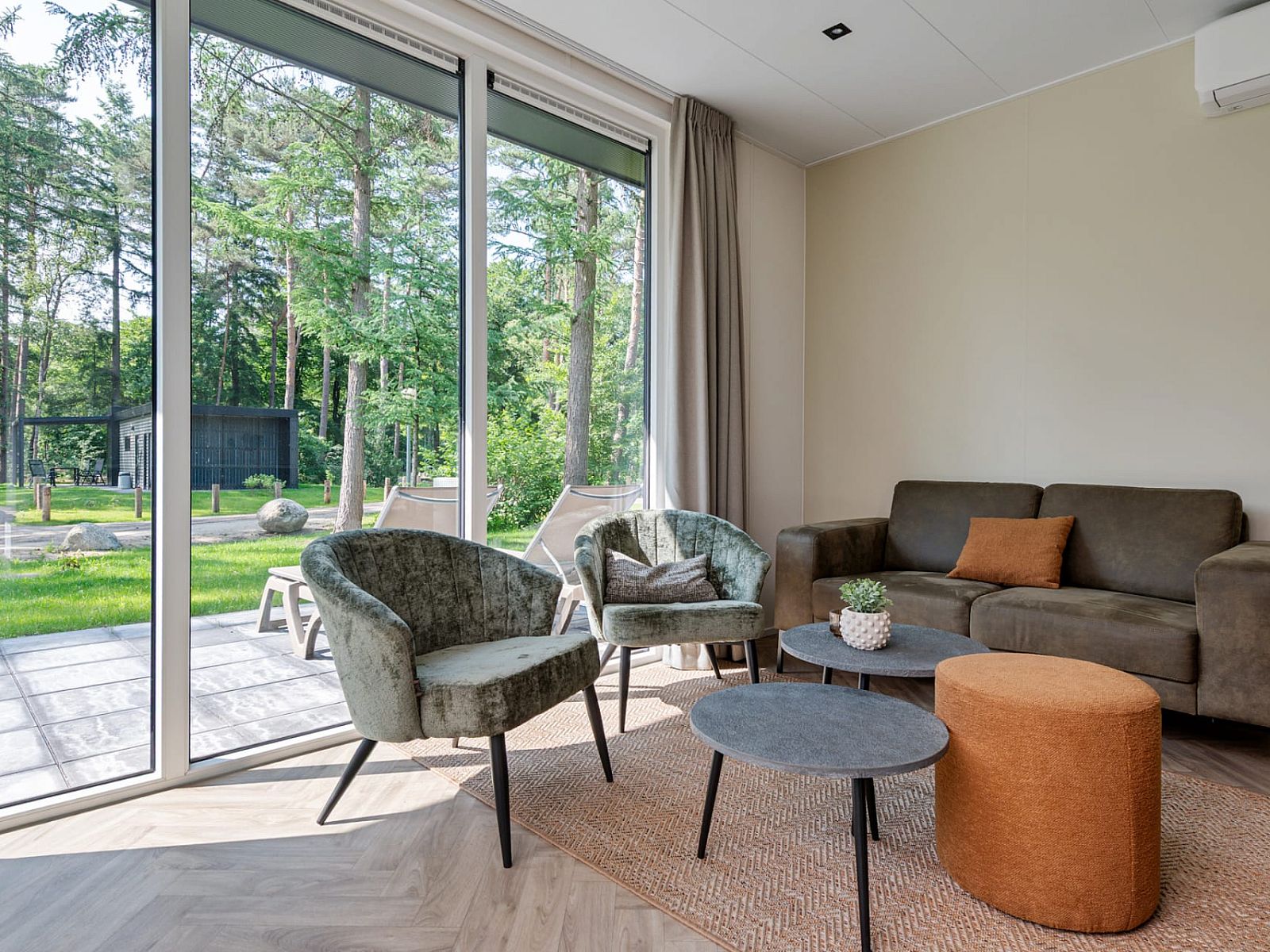 Cozy living room in Bungalow Noordhout, Doorn, overlooking green surroundings Utrechtse Heuvelrug.
