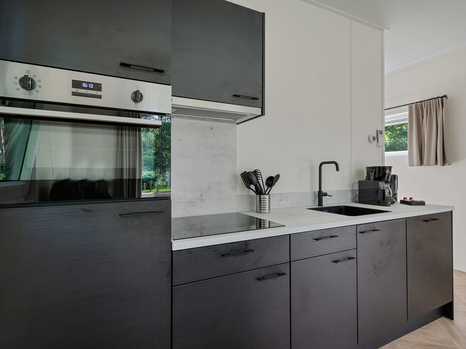 Stylish kitchen in Bungalow Noordhout, Doorn, with modern appliances on the Utrecht Hillside.