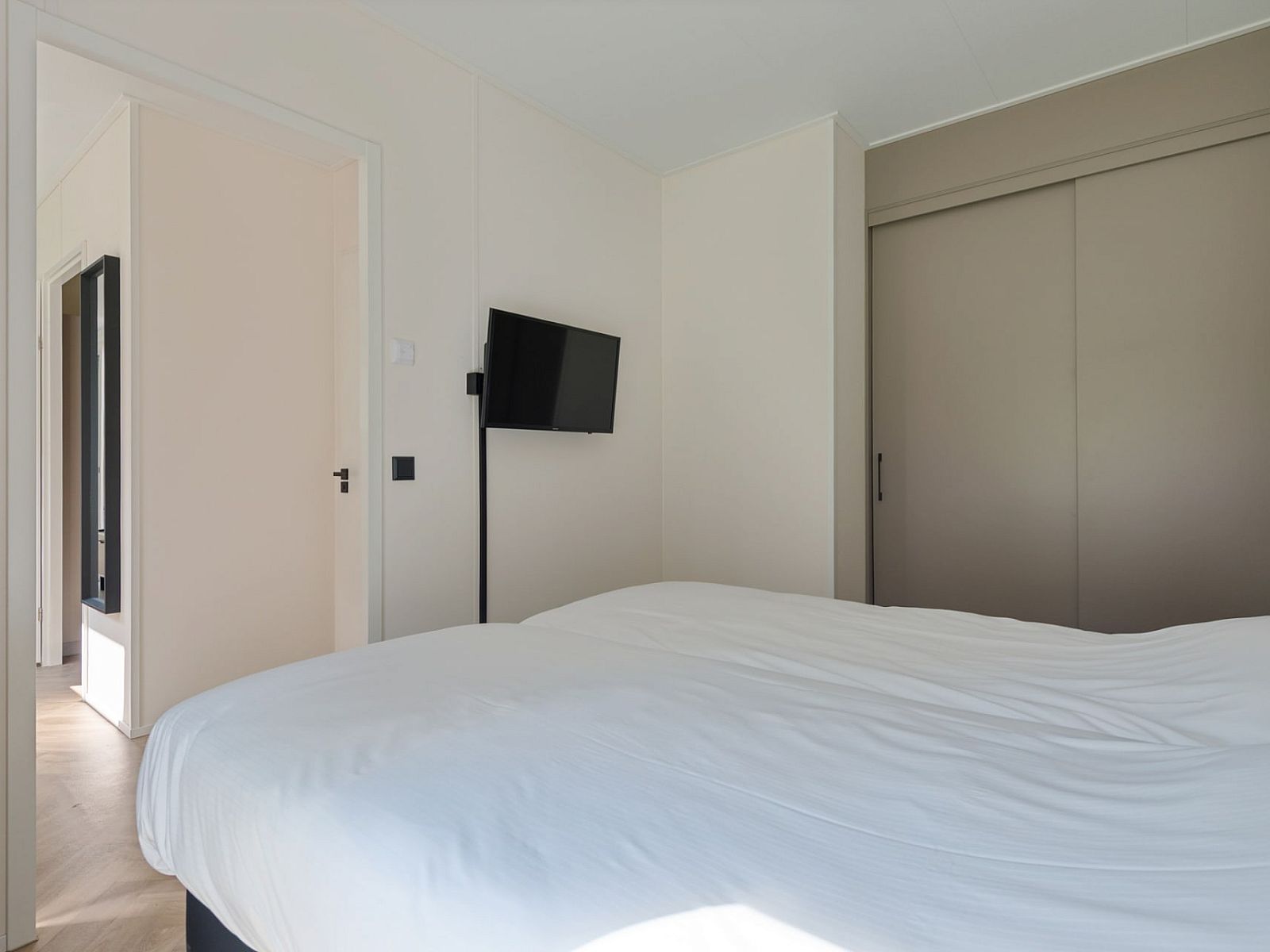 Spacious bedroom in Bungalow Noordhout, Doorn, with modern furnishings on the Utrecht Hill Ridge.