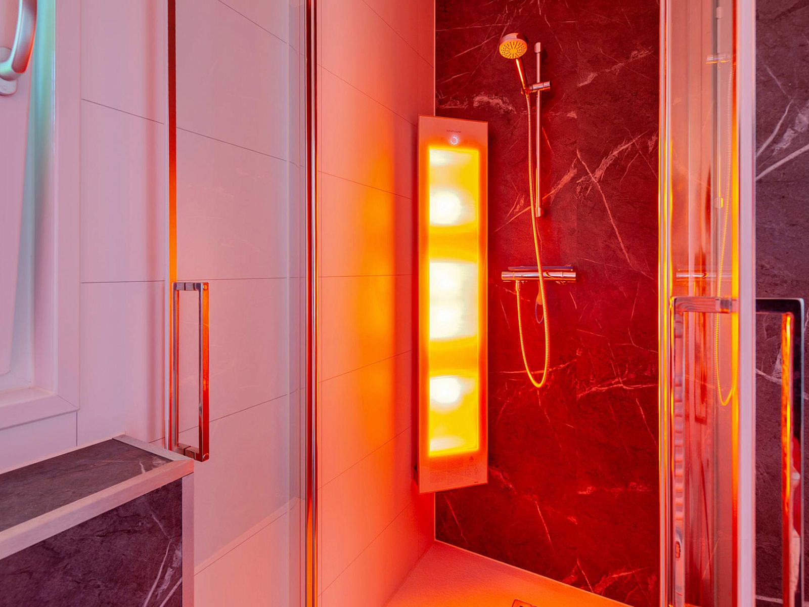 Luxury bathroom in Bungalow Noordhout, Doorn, with modern shower on the Utrechtse Heuvelrug.