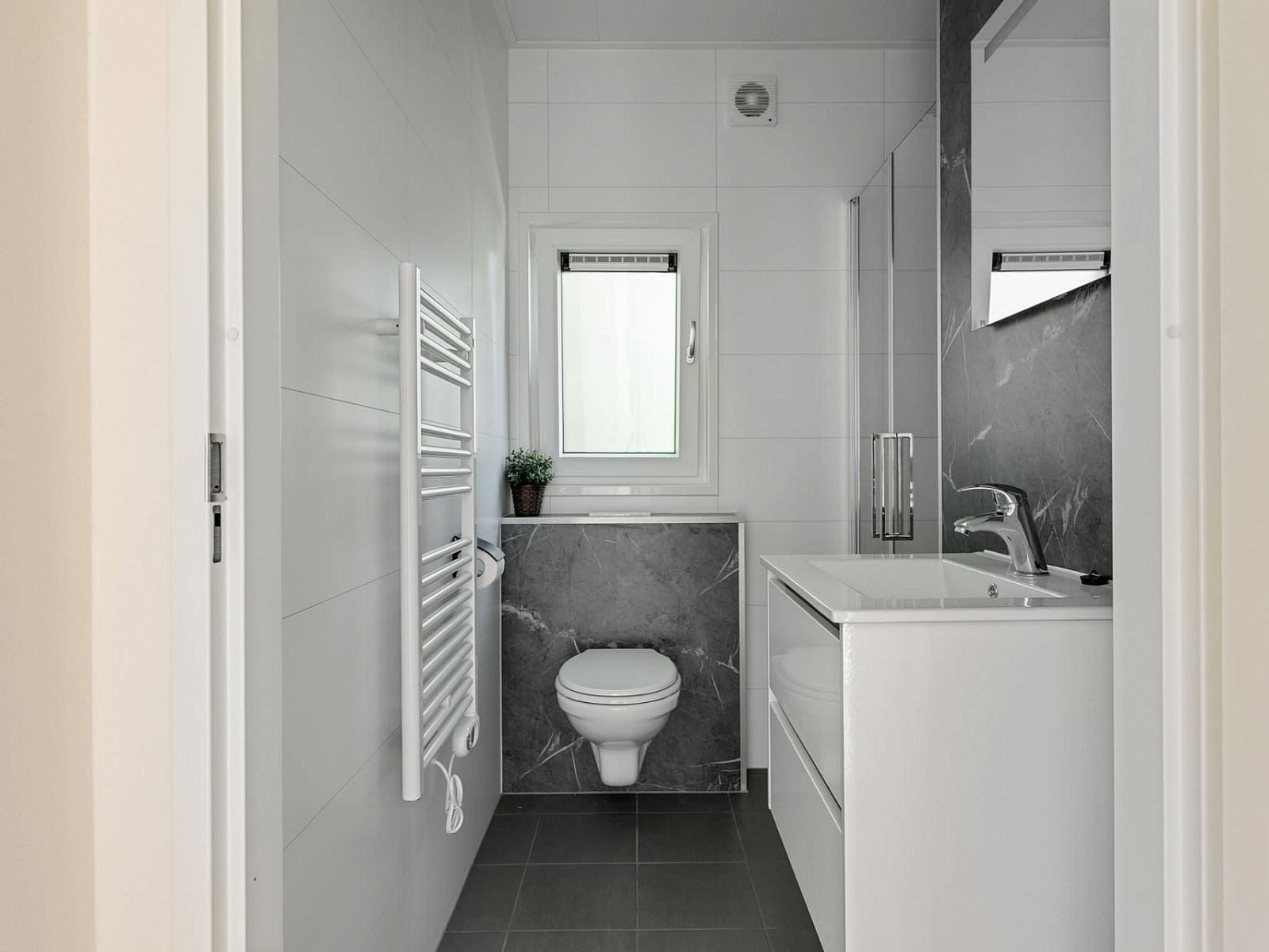 Stylish bathroom in Bungalow Noordhout, Doorn, with modern amenities on the Utrecht Hill Ridge.