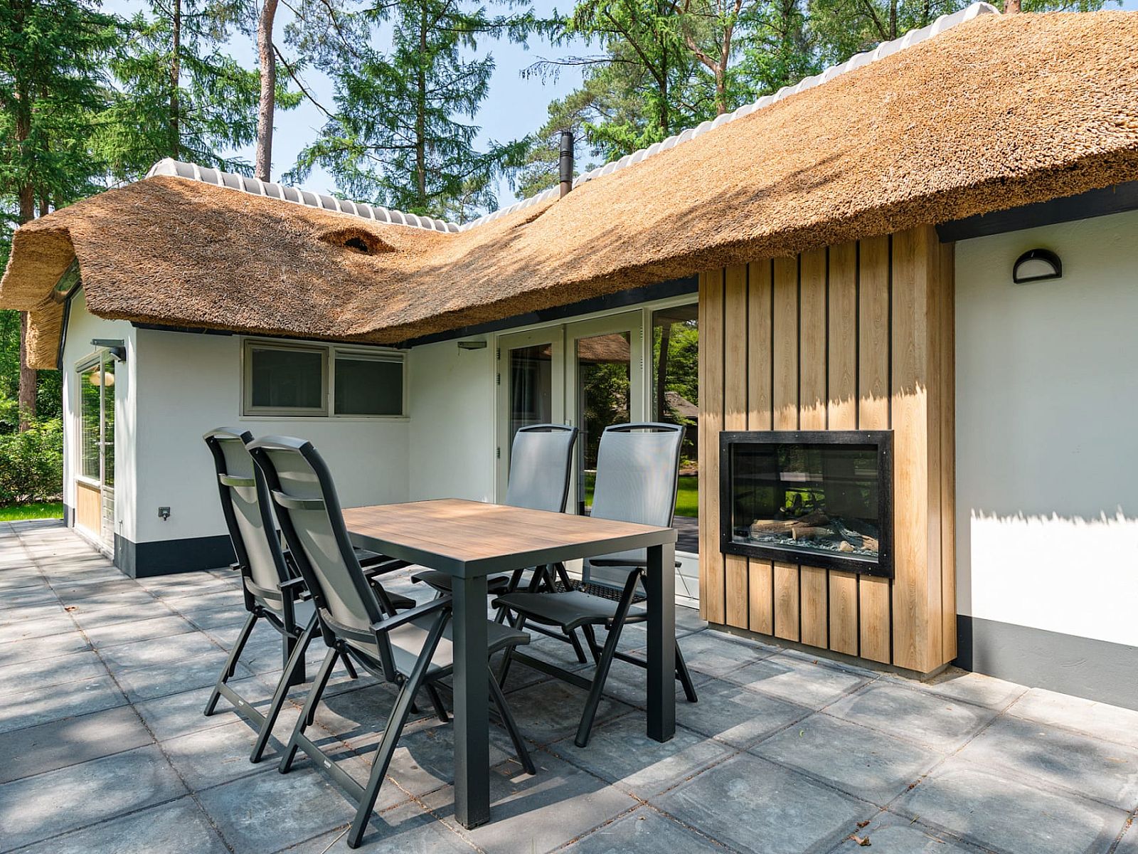 Terrace with dining table at Bungalow Dennenburg, vacation home in Doorn, Utrechtse Heuvelrug.