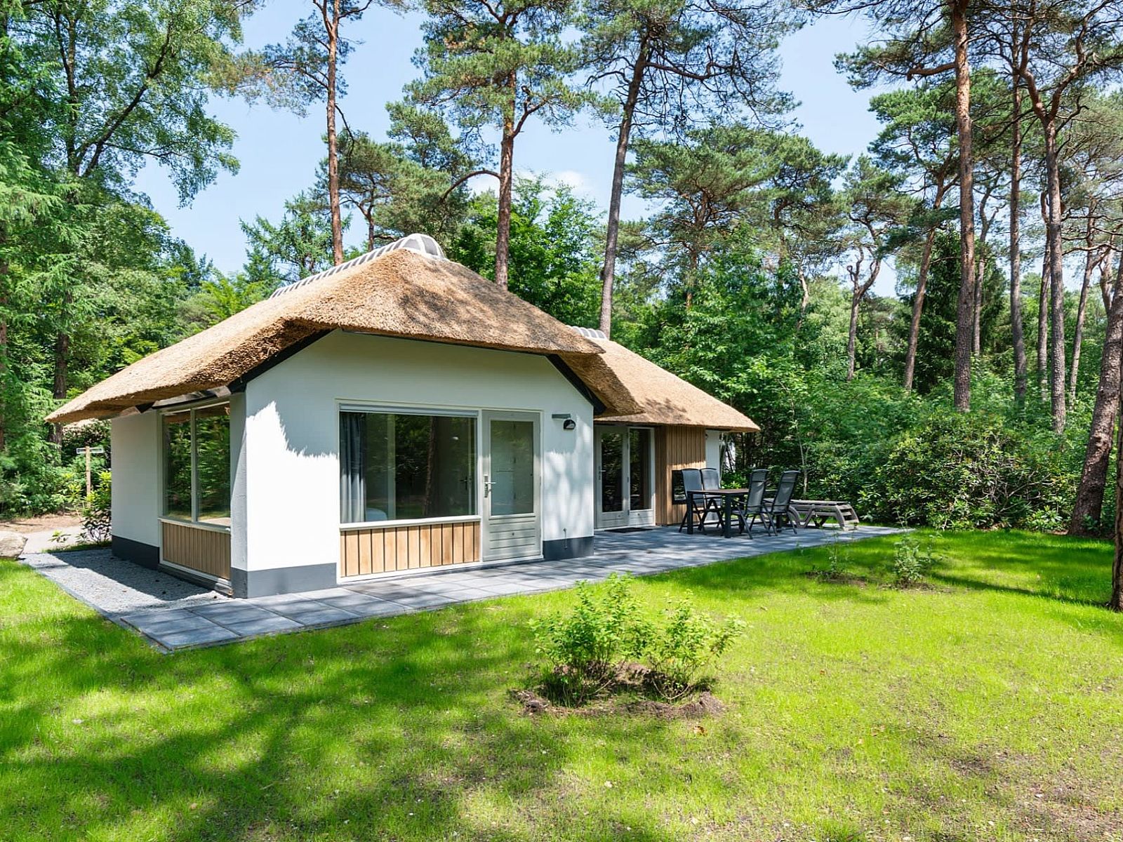 Bungalow Dennenburg surrounded by nature in Doorn, Utrechtse Heuvelrug, ideal vacation home.