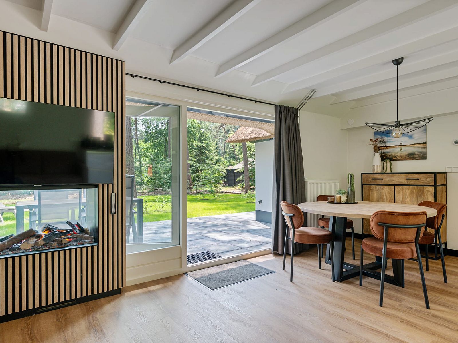 Cozy indoor room with fireplace at Bungalow Dennenburg, Doorn, Utrechtse Heuvelrug.