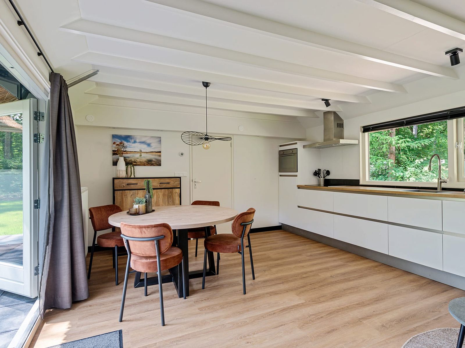 Modern kitchen in Bungalow Dennenburg, vacation home in Doorn, Utrechtse Heuvelrug.