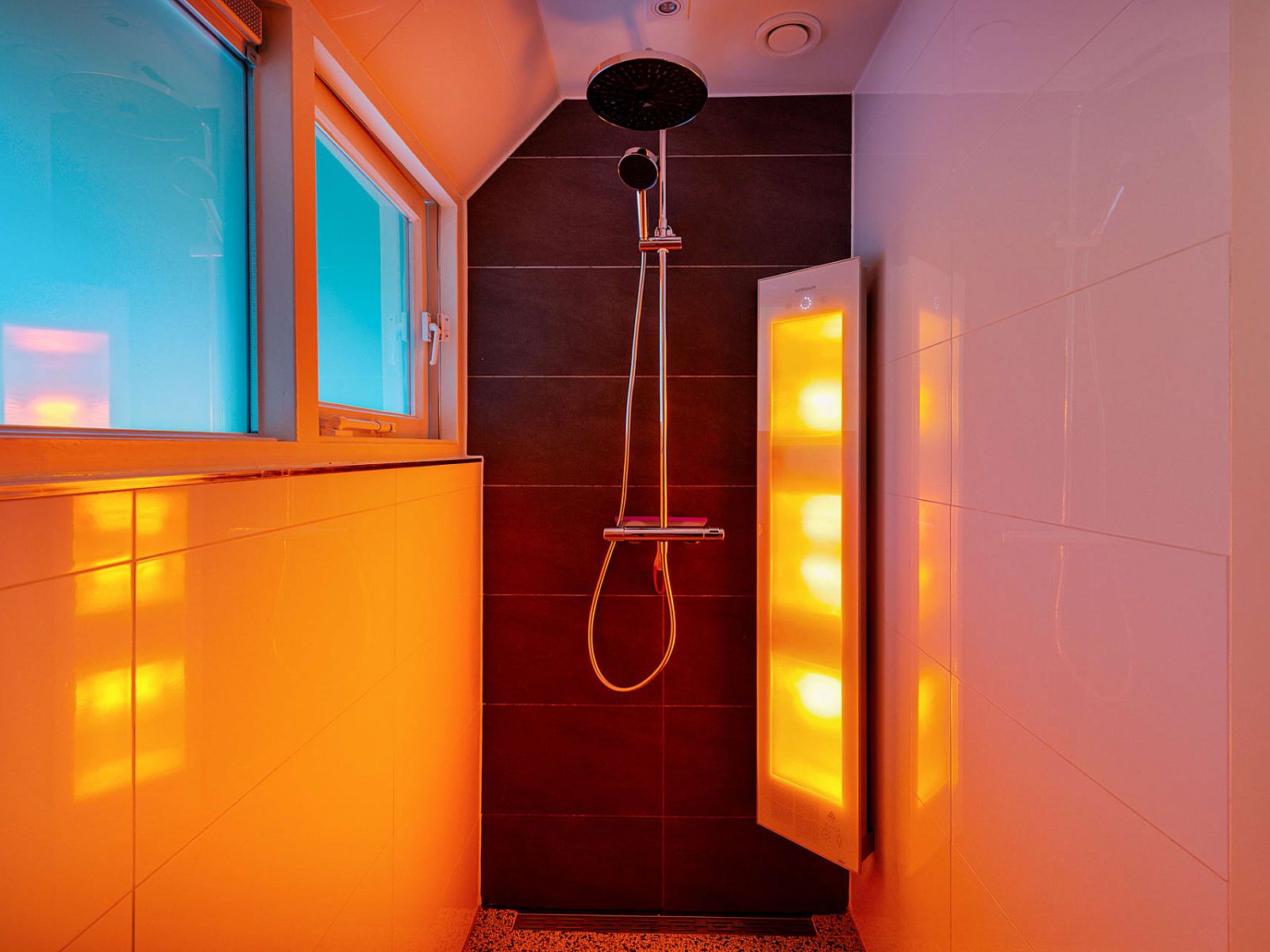 Luxury bathroom with rain shower in Bungalow Dennenburg, Doorn, Utrechtse Heuvelrug.