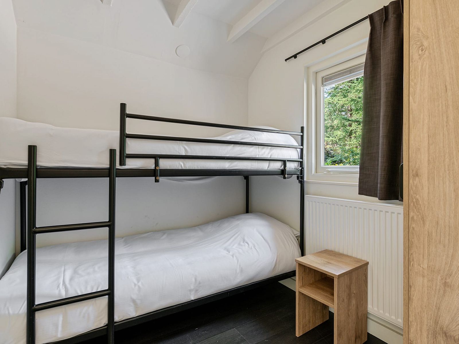 Children's room with bunk beds in Bungalow Dennenburg, vacation home in Doorn, Utrechtse Heuvelrug.