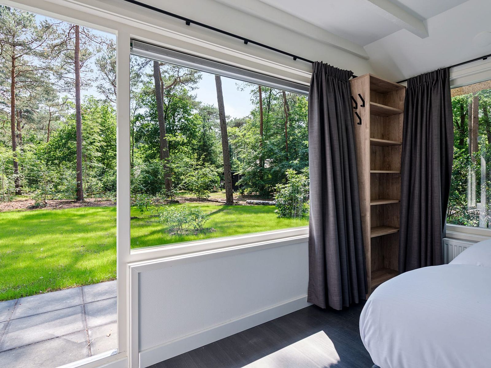 View of garden from bedroom in Bungalow Dennenburg, Doorn, Utrechtse Heuvelrug.