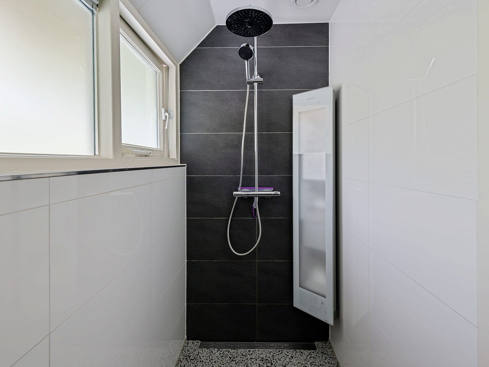 Walk-in shower with modern finish in Bungalow Dennenburg, Doorn, Utrechtse Heuvelrug.