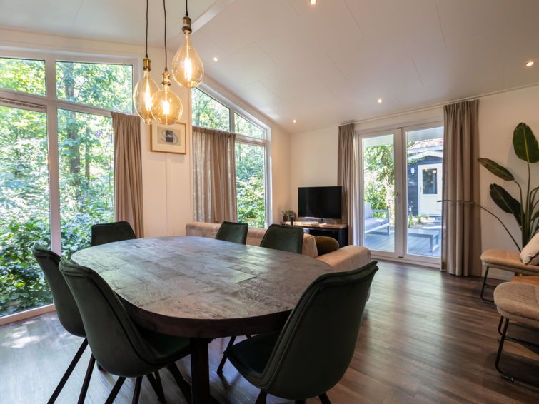 Eetkamer van Vakantiehuis De Thijmse Berg in Rhenen, Utrechtse Heuvelrug, met moderne inrichting en uitzicht op de tuin.