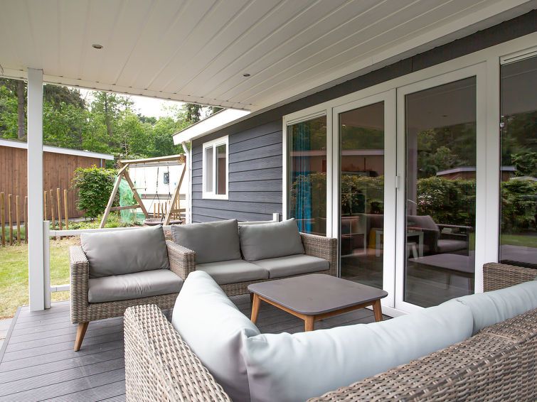 Gezellig terras bij Vakantiehuis De Thijmse Berg in Rhenen, ideaal voor ontspanning in de buitenlucht.