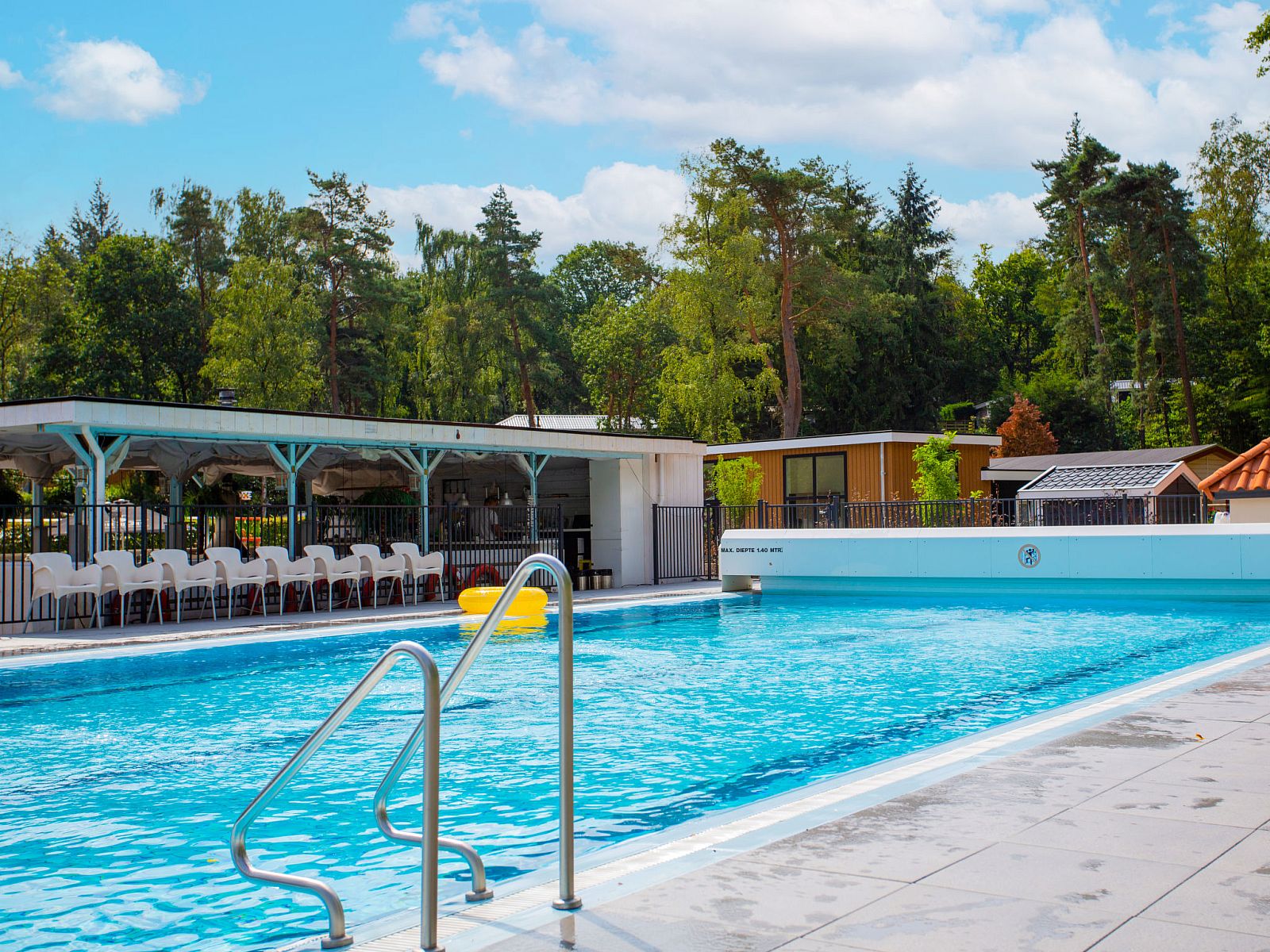 Zwembad bij Vakantiehuis De Thijmse Berg in Rhenen, Utrechtse Heuvelrug, perfect voor verkoeling en plezier.