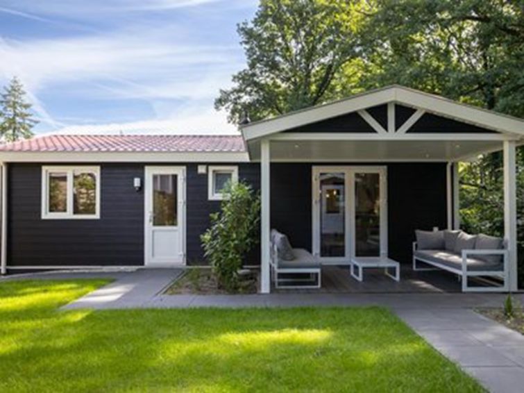 Vakantiehuis De Thijmse Berg in Rhenen, Utrecht, met een uitnodigende veranda en groene omgeving.