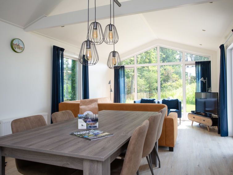 Moderne eetruimte in Vakantiehuis De Thijmse Berg in Rhenen, Utrecht, met uitzicht op de natuur.