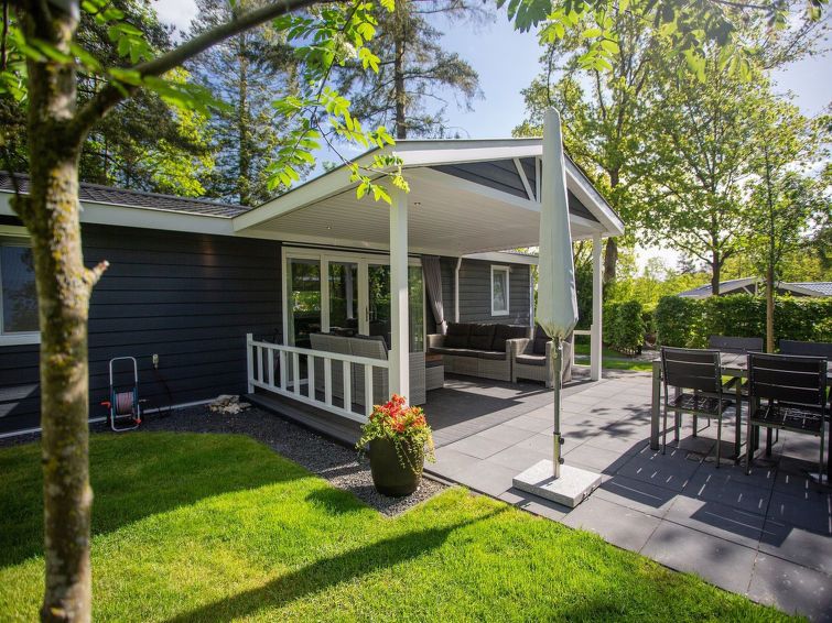 Buitenterras van Vakantiehuis De Thijmse Berg in Rhenen, Utrecht, omgeven door groene natuur.