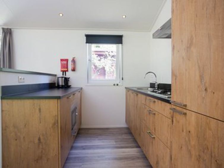 Keuken in Vakantiehuis De Thijmse Berg in Rhenen, Utrechtse Heuvelrug, met houten afwerking en moderne apparatuur.