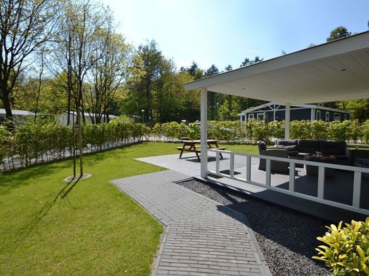 Grote tuin bij Vakantiehuis De Thijmse Berg in Rhenen, Utrechtse Heuvelrug, ideaal voor buitenactiviteiten.